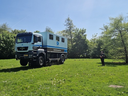 Een sondeertruck van onderaannemer Socotec op het terrein van zwembad De Lockhorst