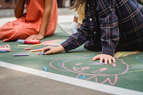 Kinderen op een schoolplein